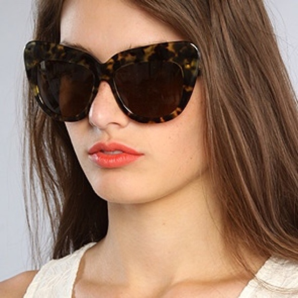 House of Harlow Chelsea Tortoise Sunglasses w/ Box